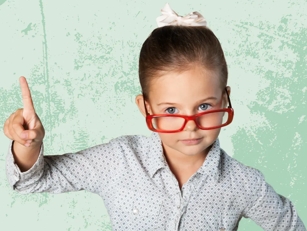 英検・児童英検の完全攻略ポイントに注目してと指差す子供のイメージ